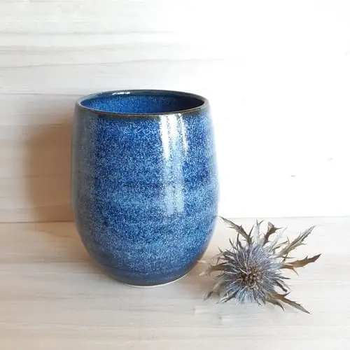 Allongé en grès émaillé bleu