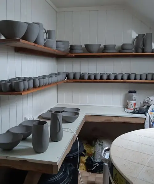 Les pièces sèchent dans l'atelier