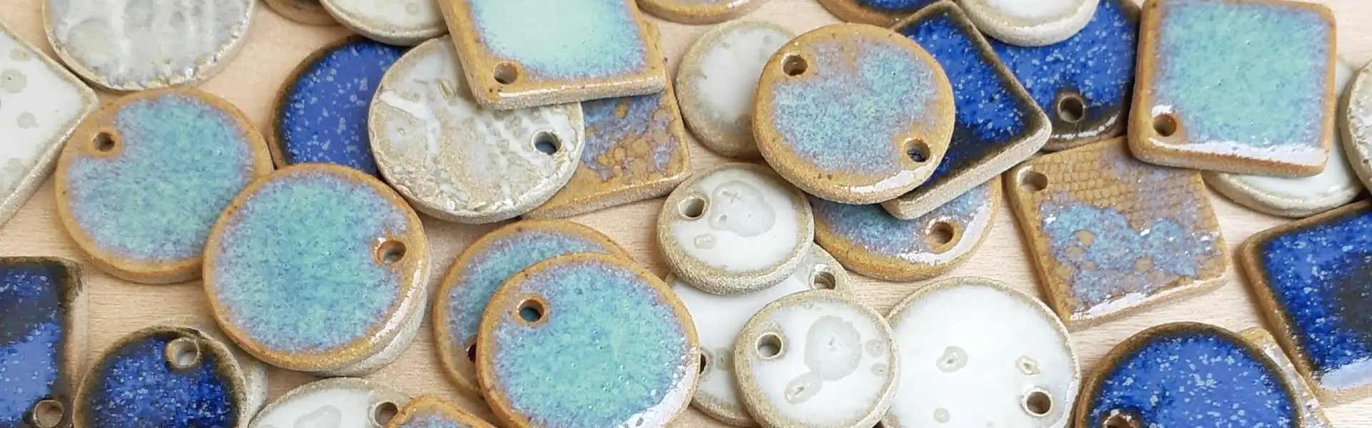 Créations de bijoux en céramique émaillée fait à la main
