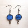 Boucles d'oreilles Hélène en grès, sublimées d'un émail bleu