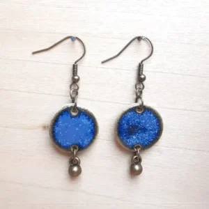 Boucles d'oreilles Hélène en grès, sublimées d'un émail bleu