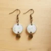 Boucles d'oreilles Chloé en céramique émaillée, blanches nacrées