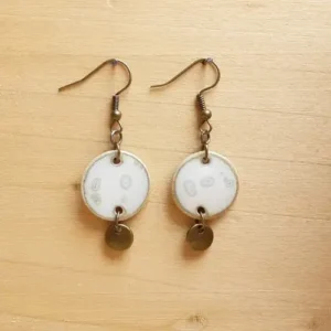 Boucles d'oreilles Chloé en céramique émaillée, blanches nacrées