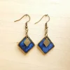 Boucles d'oreilles Julia, en forme de losange émaillées en bleu