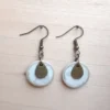Paires de boucles d'oreilles Luna, artisanales, en grès émaillé, blanches avec nucléations