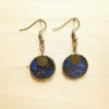 Boucles d'oreilles bleues, en grès émaillé et impression de dentelle