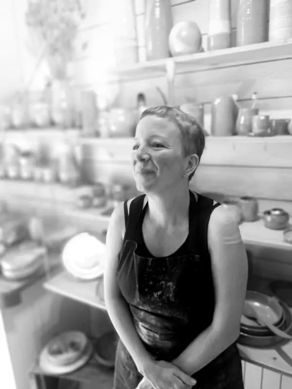 Léa Maréchal dans sa boutique de céramique