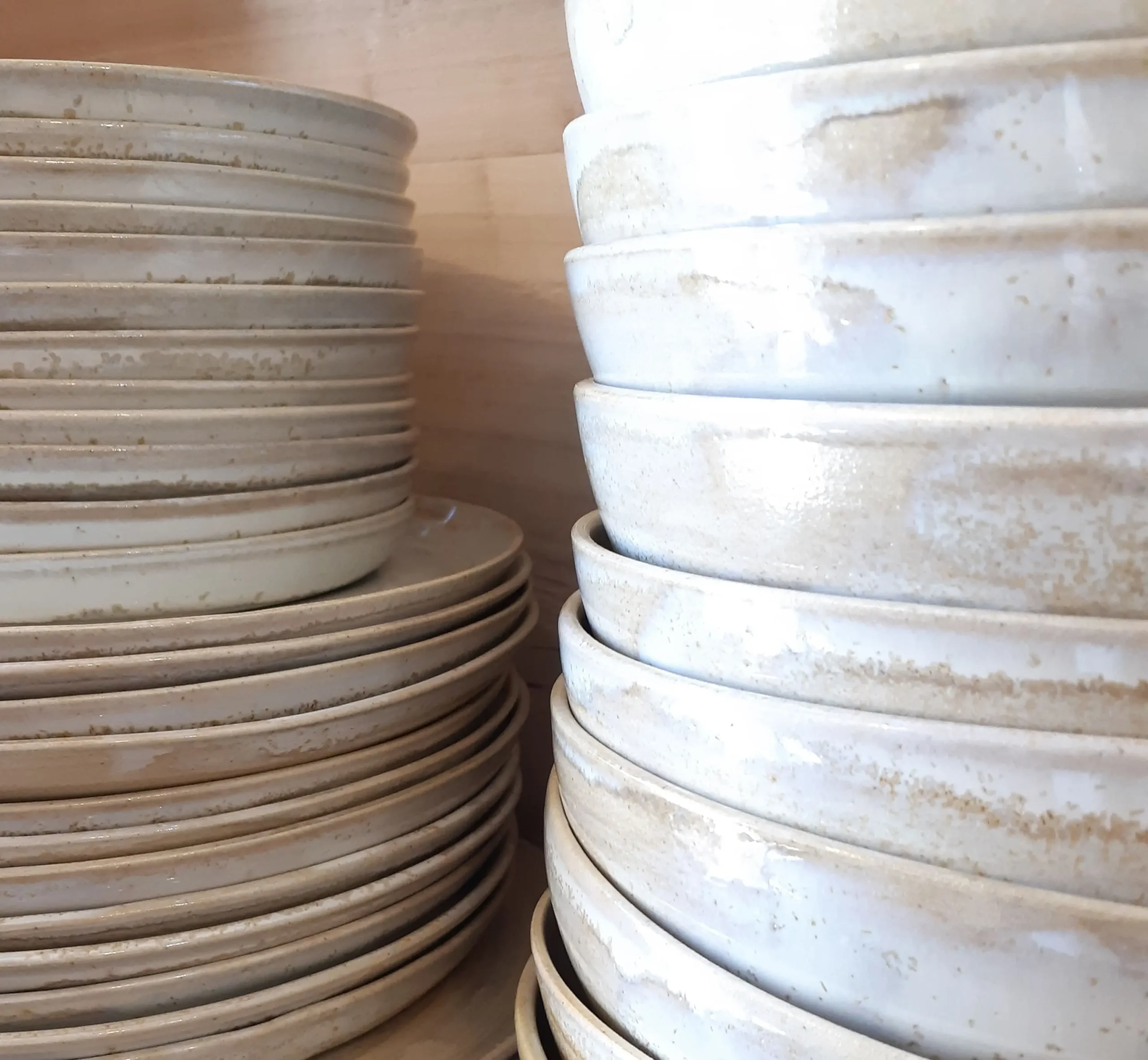 Lot d'assiettes en céramique émaillée