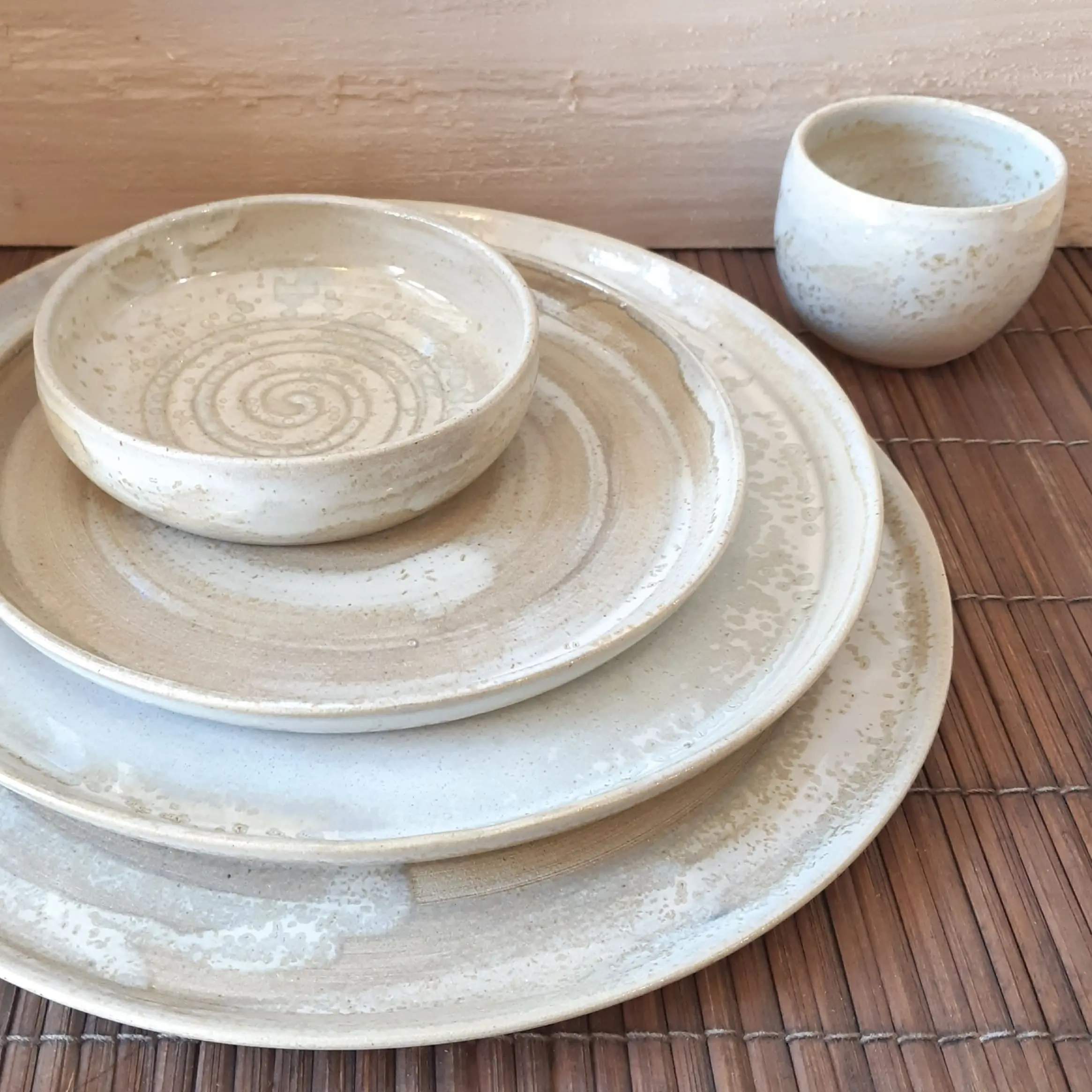 Service d'assiettes en poterie émaillée blanche