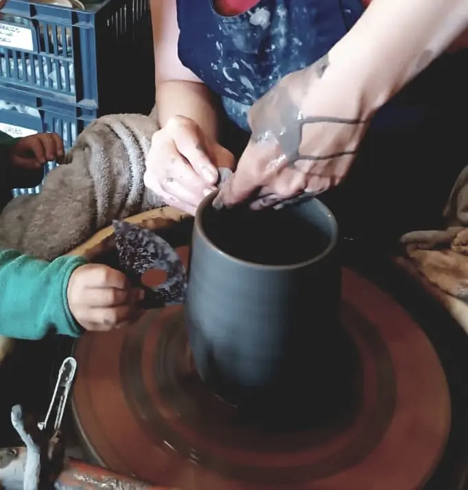 Tournage d'une pièce en grès